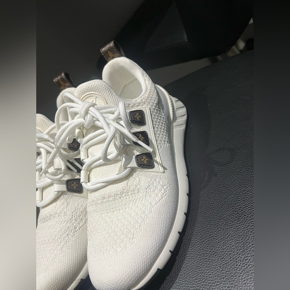 Lv women’s runners - Picture 10 of 13